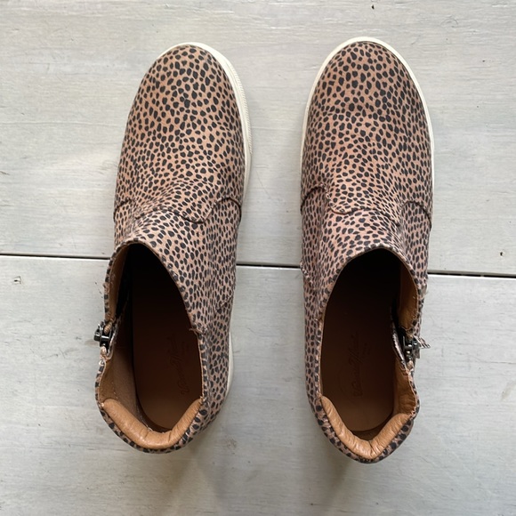 Universal Threads Animal Print Booties - Picture 2 of 8